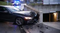 Bregenz’de Alkollü Sürücü Kaza Yaptı: Araç Otopark Girişine Çarptı