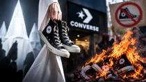Converse’a Boykot: Ayakkabılarını Yakıyorlar
