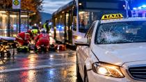 Hard’da Otobüsün Önünden Geçen Yayaya Taksi Çarptı